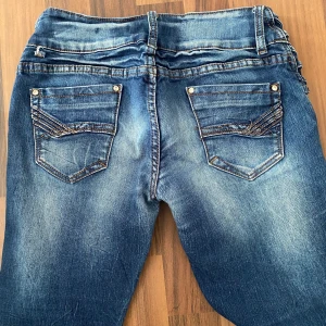 Lågmidjade jeans - Lågmidjade jeans. Säljer då dem är för stora för mig. Från miss curry. Storleken är S.