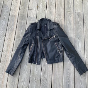 Skinnjacka - Säljer min skinnjacka perfekt nu till hösten! Köpte på secondhand så vet inget märke tyvärr. 🥰