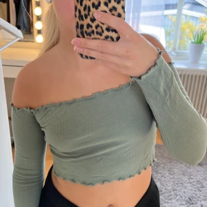 Offshouldertopp, Bikbok - Långärmad offshouldertopp från Bikbok. Jättesöt och superskönt material! 🥰