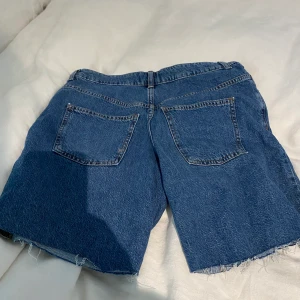 Jeansshorts från Asos - Säljer mina lite längre jeansshorts från ASOS Design pga att de blivit för små, får därmed inte på dem! Hör av er för bild på. Är cirka 165 cm och går halvvägs till knäna på mig 🥰
