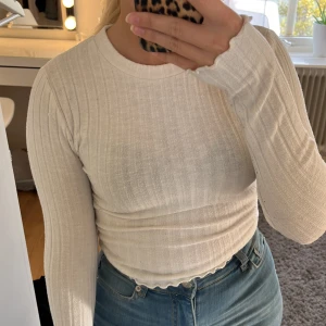 Långärmad topp, Gina Tricot - Vit långärmad topp från Gina Tricot. Jättesöt och skön ❤️‍🔥