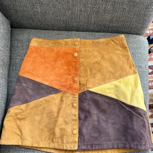 Skinnkjol - Skinnkjol med knappöppning fram. Från monki. 