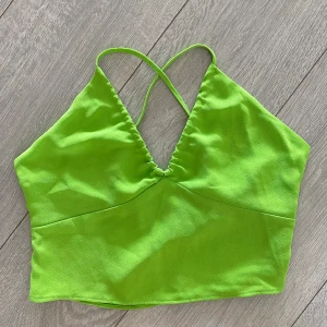 Linne - Säljer ett kort linne i strl 38 då den är för liten. Skulle säga den sitter som en 36a. Använd 1 gång, köpare står för frakt💗