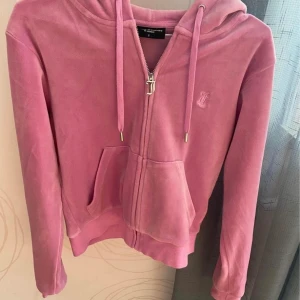 Juicy couture hoodie  - Juicy couture hoodie i fint skick, knappt använd.