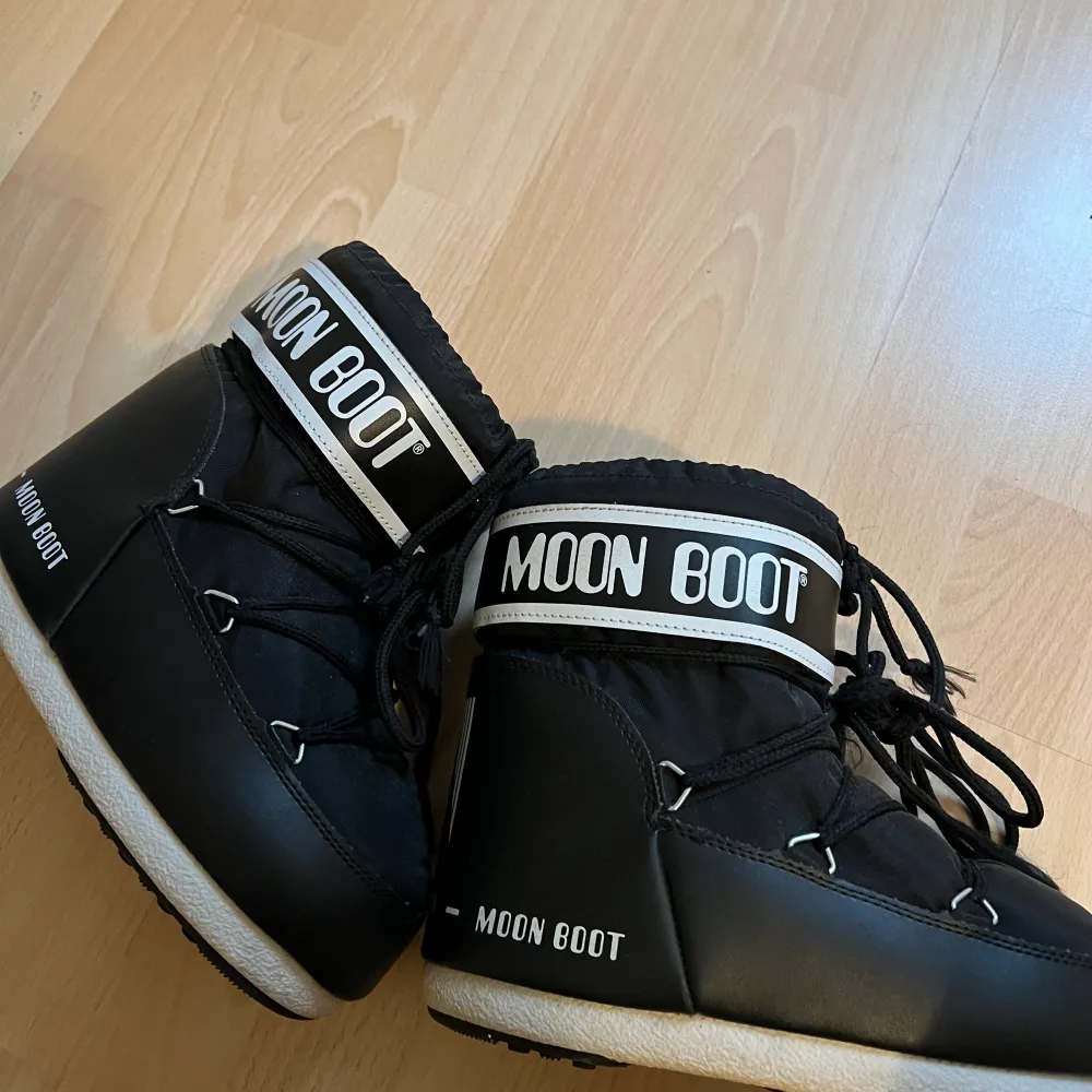 dags att sälja mina moon boots som sitter hur bra som helst på mig som bär 38-39 🫶🏻 skorna är i väldigt bra skick!  BUD PÅ 900 kr. Skor.