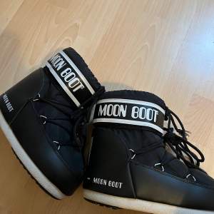 dags att sälja mina moon boots som sitter hur bra som helst på mig som bär 38-39 🫶🏻 skorna är i väldigt bra skick!  BUD PÅ 900 kr