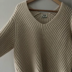 ACNE STUDIOS STICKAD TRÖJA - En superfin stickad tröja från Acne Studios. Väldigt fint skick. Lös passform och funkar därför på xs-m. Jag är en S och sitter bra på mig💕3400 nypris