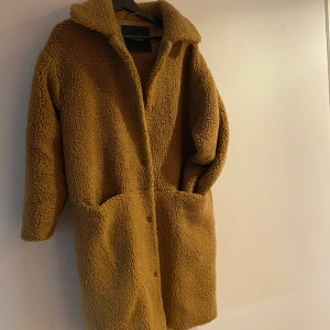 Teddykappa Peak Performance  - Trendig teddykappa från Peak Performance. Storlek s, Nypris ca 3000 kr