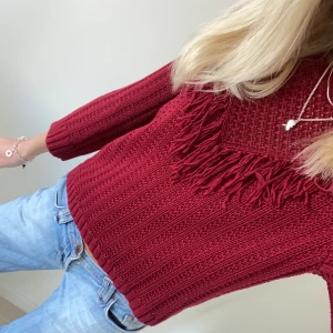 Stickad tröja - Såå fin stickad tröja med fransar och trekvartsärmar☺️❤️ nästan aldrig använd