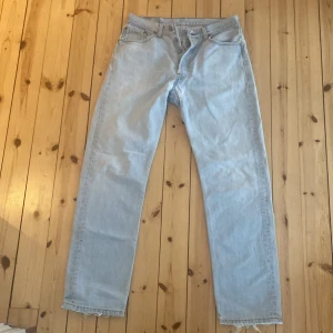 Levi's Vintage 501 - Storlek 30/31 enligt lappen (syns knappt)  Waist - 38cm Inseam - 77cm  Ihopsydda vid grenen, syns på bild 2  