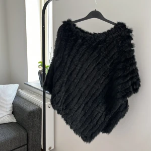  Äkta Poncho svart  - Äkta hår på ponchon. Det är onesize. Andvänt typ 2-3 gånger.
