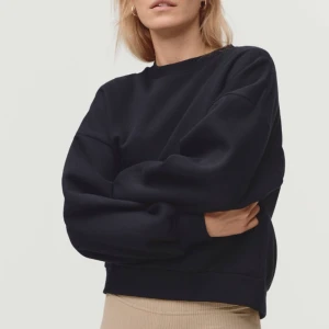 Svart sweatshirt  - Mysig sweatshirt som knappt är använd🖤😝🔥