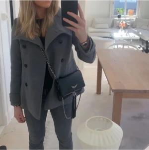 H&M kappa  - Säljer denna korta kappa ifrån h&m i storlek 40. Bra skick och perfekt nu till hösten/vintern. Lånade bilder❤️