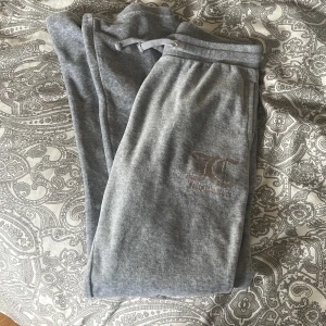 12-13 år storlek 158-164  - Dessa gråa juicy byxor är använda 3 gånger säljer för att använder dem inte mer.