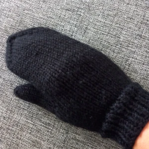 Nya svarta vantar stl XS/S - Ett par nya, supersnygga tumvantar i svart. Stickade i ett garn som är varmt och skönt, men inte stickigt. Kan tvättas i 40 grader. Pris 94kr + frakt med vanligt brev. Totalt 120 kr. Lite dyrare vid spårbar frakt.  HÖSTREA pågår på alla mina annonser!
