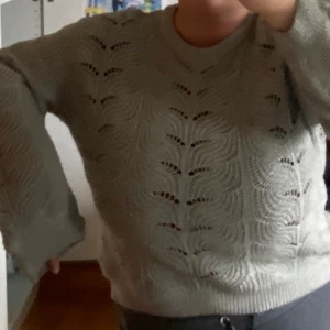 Stickad tröja - Beige stickad tröja som är nästintill oanvänd💗💗