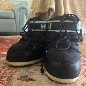 Moon Boots - Säljer de här  låga, svarta  moonbootsen. Jättefina och jättevarma. Säljer för att jag inte det är riktigt är min stil. Köpte de för 1500 kr Frakten betalar köparen.
