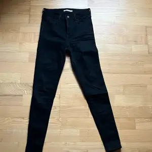 Ett par svarta skinny jeans från Levis. Använda ett antalgånger men tyvärr använder jag dem inte mer då min stil har ändrats 🙂