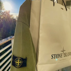 Stone Island Crewneck Grön - Hej säljer nu min Stone Island sweatshirt. Den är i bra skick utan tydliga tecken på användning. Nypris 2300kr. Storlek XL men passar large. Har påse kvar från köp och autentisering kan checkas med CLG-kod. Priset är diskuterbart. Hör av dig vid fråga