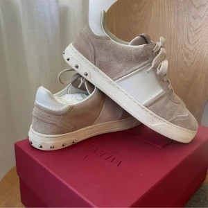 Valentino fly crews - Skit snygga nästan oanvända valentino fly crews skor, i ljusrosa/beige  Sänkt pris från 3500kr till 2000kr!!