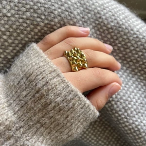 Edblad Ring - Säljer denna fina edblad ringen. Väljer att sälja den för 300kr. Osäker på storleken men skulle säga att det är S. Kan mäta ringens storlek om så önskas. Köparen står för frakten och dustbag följer med❤️❤️❤️