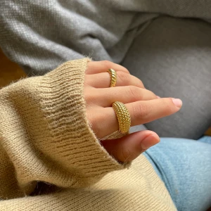 Rostfri Safira ring - Säljer ROSTFRI ring från Safira (den stora på bilden. Den är köpt för 700kr. Men jag säljer den för 300kr eftersom den har små repor på insidan (se bild 2). Men det är verkligen inget som syns. Säljer även matchande örhängen, kolla min profil❤️❤️