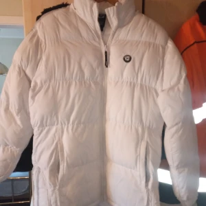 Vit jacka stl L. - Fin och välvårdad gammal jacka i stl L. Vit med grått på ärmarna ,knäppes med dragkedja.dock ej ingen luva .fickor fram. Hämtas i Skene alt skickas o köpare betalar frakten o Swishbetalning tillämpas .