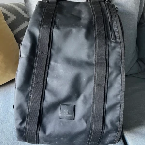 Douchebag 15 L - En perfekt ryggsäck till och från skolan men även till och från andra aktiviteter. Bra/okej skick-Tags finns 