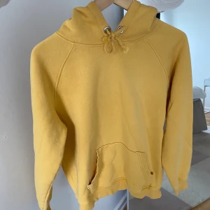 Gul hoodie - Säljer denna fina tröja i väldigt bra skick! Köpare står för frakt 🥰
