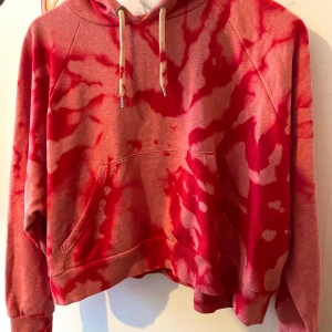 Hoodie batik - Batik hoodie i strl S Lite kortare i modellen
