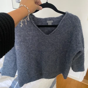 Stickad tröja - En tjock stickad tröja från lindex i en blå/grå färg. Storlek M men skulle säga att de är mer en S. Frakt tillkommer 