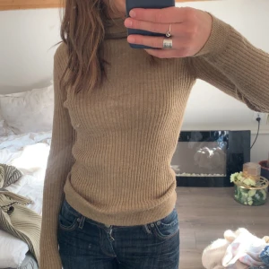 Ljusbrun ribbad långärmad turtelneck  - Säljer denna ribbade turtlenecken, skriv gärna om du undrar något🤎🧸