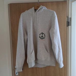 Grå hoodie med tryck M - Grå hoodie med tryck i storlek M. Är i nästan nytt skick