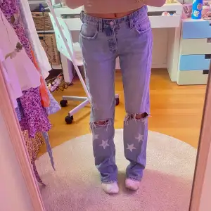 Jättefina zara jeans med vita stjärnor som jag själv målat på!🤍 Såååå snygga men tyvärr för små i midjan och långa för mig. Jag är 164 cm! 200kr men kan förhandlas!💓