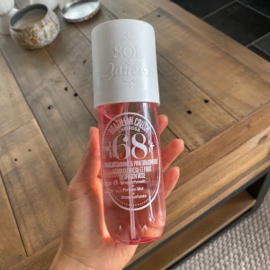 Sol de Janeiro Cheriosa 68 (helt ny) - Säljer min sol de Janeiro cheriosa 68 body mist. Är en superpopulär doft men passade tyvärr inte mig så hoppas någon annan får användning för den!! Köpt för 400 kr, säljer för 270 🖤(oanvänd)