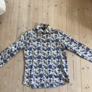 Park Lane skjorta  - Park Lane skjorta med mönstrat tyg. 100% bomull. Storlek M