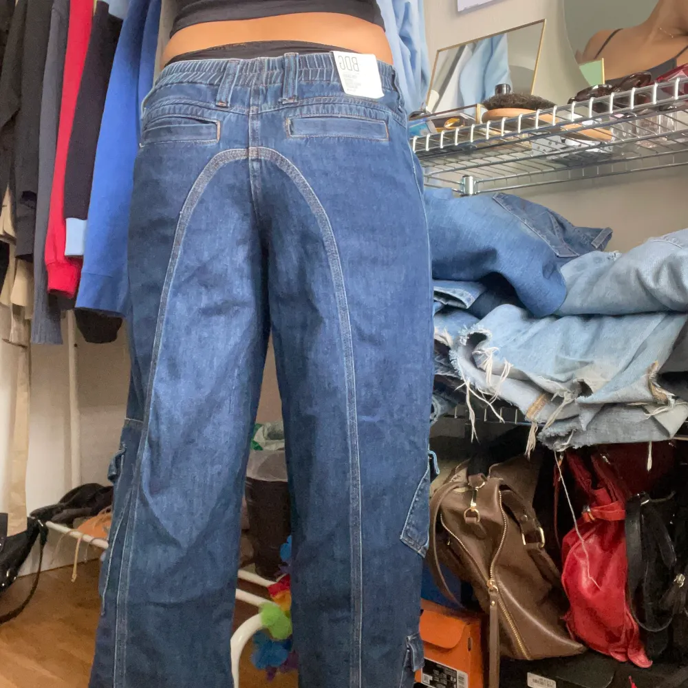 Fina cargo byxoe från urban som aldrif är använda(lapparna sitter kvar). Säljer pågrund av att de inte används . Jeans & Byxor.