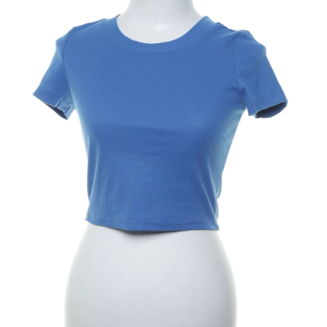 Blå crop t-shirt. Otroligt vacker färg, säljer för att storleken är fel för mig.