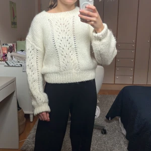 Stickad tröja från & other stories  - Jättefin vit stickad tröja från & other stories som köptes några år sedan. Den kostade ursprungligen runt 800kr. Storleken är XS och jag är cirka 160cm lång.☺️