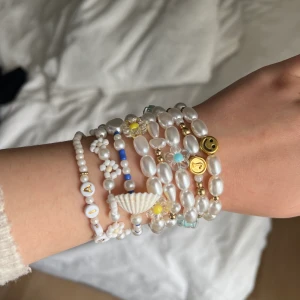 Armband  - Handgjorda armband, finns i många fina pärlor. Gör de själv 40kr/st 