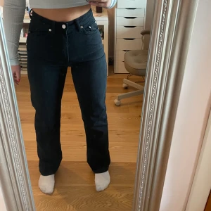 Svarta rowe jeans weekday - Svarta rowe jeans i storlek 25/30. Har dock på mig en annan storlek på bilden men det är exakt samma modell. Jättebra skick. Säljer samma i 26/32