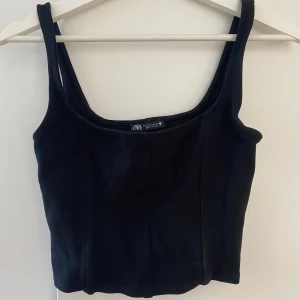 SVART TOPP - Snygg tajt svart topp från Zara, korsettopp. Skön passform.
