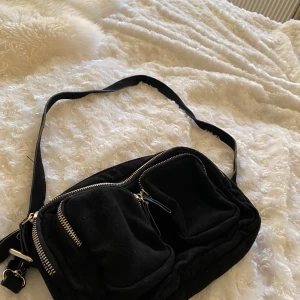 Gina tricot Väska  - Säljer denna fina Gina tricot väskan, tror att det är den större modellen 🤍Hör gärna av er vid intresse eller frågor 