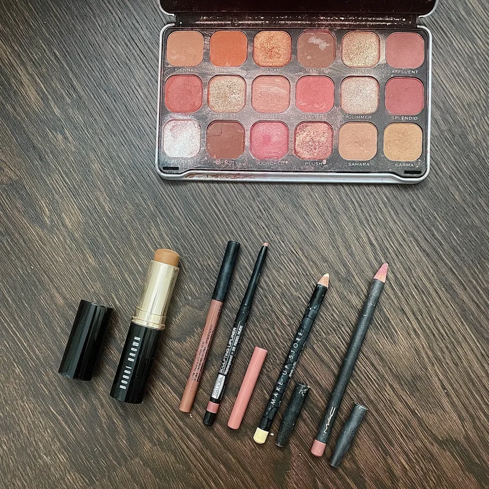 Säljer allt ihop som ett paket för 30.- plus frakt. Paket med smink!  1 x ögonskuggspalett Revolution  1 x gul/beige ögonpenna Makeupstore  1 x läppenna  1 x läppenna Isadora  1 x läppenna Mac  1 x contourstick Bobbi Brown  Begagnat och använt skick. Övrigt.