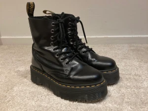 DR MARTENS - jadon - Inköpta för ca 1-2 år sedan men endast använda ca 3 gånger ute. Ser ut som nya. Nypris är 2400 kr och storleken är 36. Köparen står för frakt/kan mötas upp