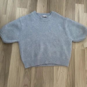 Blå kortärmad stickad tröja zara - Säljer denna superfina kortärmade stickade tröja i babyblå från zara. Den är använd 1 gång, strl s💗 säljer för 250kr + frakt 