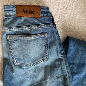 Acne jeans med en ljusare tvätt & slitningar, strl 24/32, modellen är ”kex/catch” 