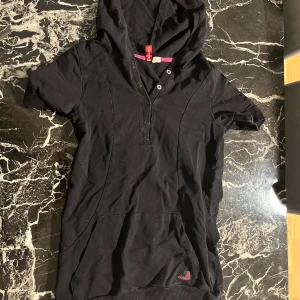 Kortärmad huvtröja  - Svart kortärmad huvtröja i strl 40 från hm, jag har använt den som oversized. Hel och ren ☺️