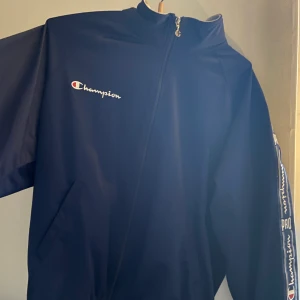 Zip up hoodie, champion, streat style - En marinblå zip up hoodie 