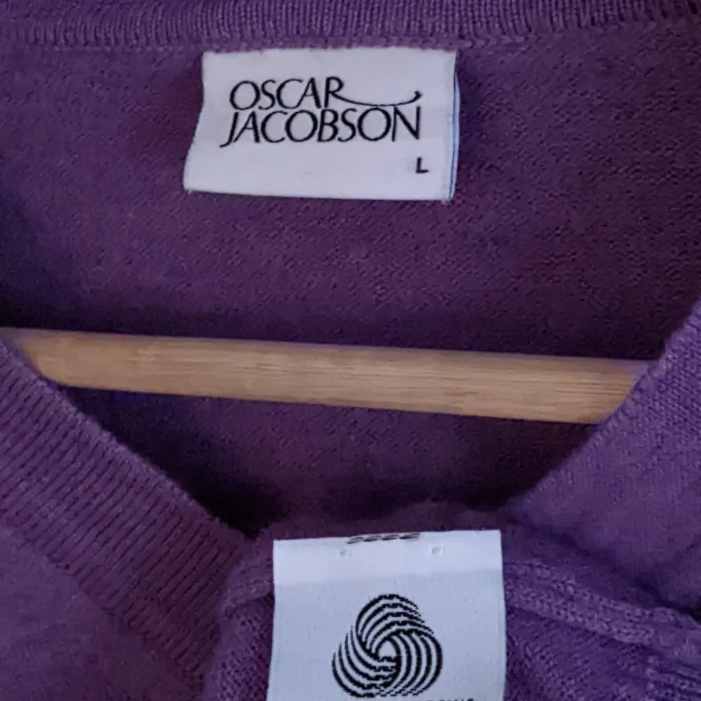 Purple knit sweater - V neck - New condition - 100% wool. Stickat.